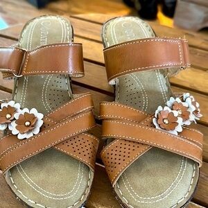 Patrizia Spring Step OkliCamel Leather Sandals w/flowers - EUC - Size 7